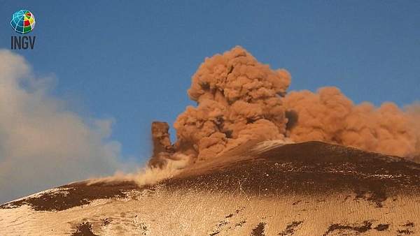 Etna in action: spectacular eruption and diverted flights