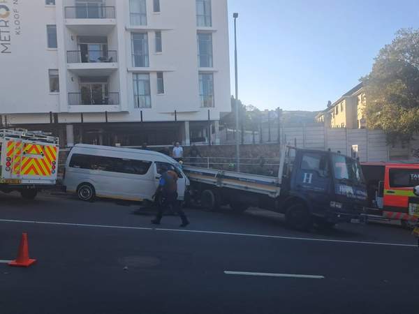 News24 | Another Kloof Nek smash: Minibus taxi driver, passenger freed after collision