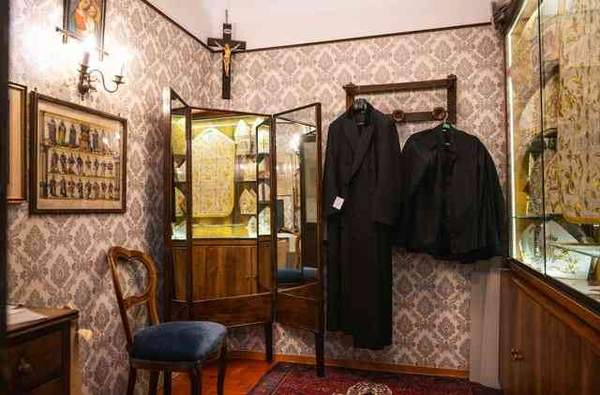 Tall, medium, short: The art of dressing a new pope