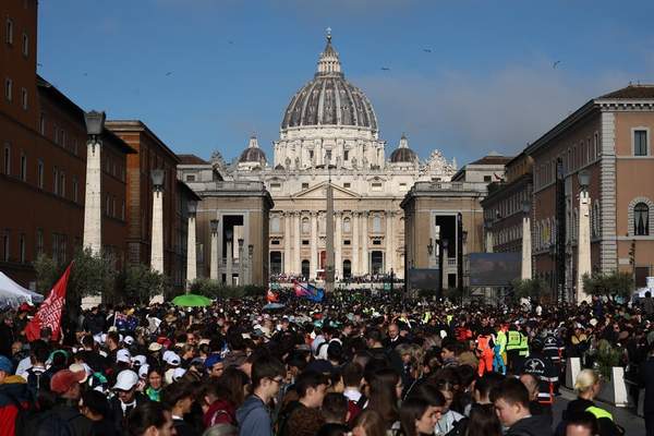 News24 | Huge crowds flock to Vatican for Pope Francis' funeral