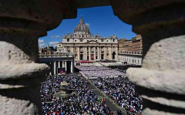 Francis laid to rest as 400,000 mourn pope 'with an open heart'