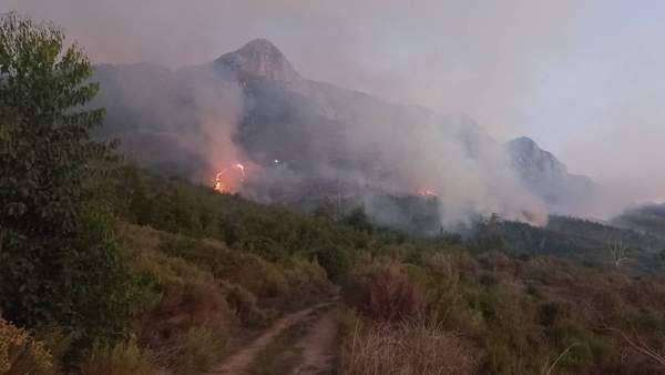 News24 | Cape Town blaze: Firefighter injured during battle to contain fire