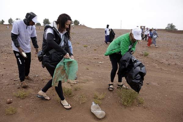 News24 Business | Morocco volunteers on Sahara clean-up mission