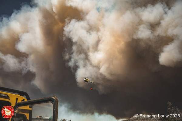 News24 | Firefighters will work through the night to battle uncontained Table Mountain blaze