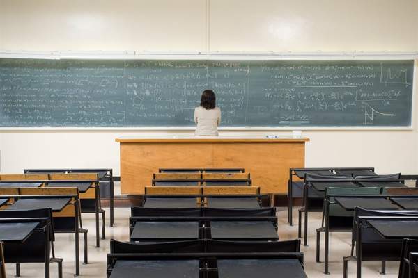 News24 | Parents, pupils distressed by report card bungling at Uitsig High School in Centurion