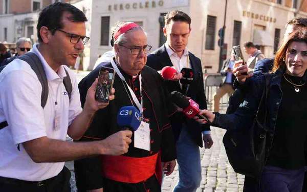 Cardinals lay groundwork for conclave, hope for quick vote